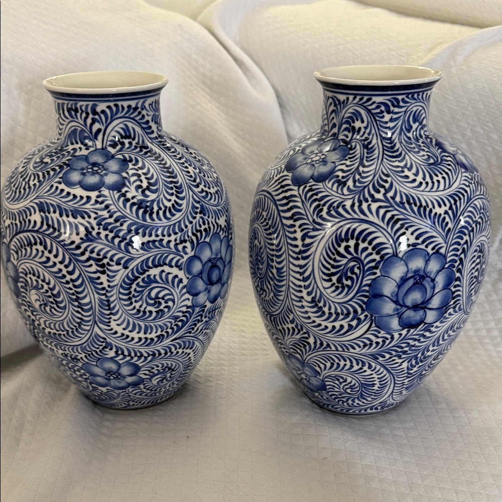 Pair of Hand-Painted Blue & White Chinoiserie Vases Made in Vietnam Mint - Picture 5 of 8